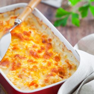 prechauffez-le-four-a-180-DECOUPEZ-LES-batonnets-de-surimi-en-petits-morceaux-epluchez-et-emincez-les-oignons-en-lamelles--battez-les-oeufs-avec-la-creme-du-sel-du-poivre-dans-un-recipient-repartissez-les-oignons-et-le-surimi-dans-le-fond-d'un-plat-a-gratin-recouvrez-avec-la-creme-saupoudrez-de-gruyere-rape-enfournez-pendant-20-minutes