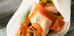 4-blancs-de-poulet-1-poivron-rouge-1poivron-vert-2-tranches-de-jambon-de-bayonne-2-tomates-2-gousses-ail-sel